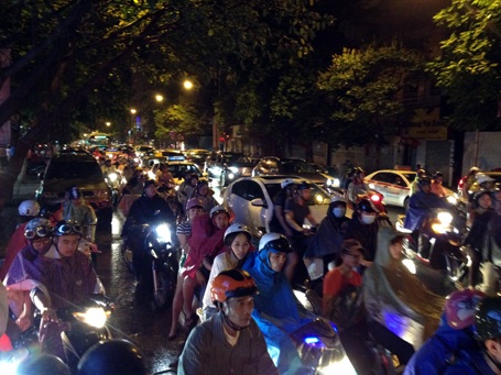 Dòng người đổ về khu vực hồ Hoàn Kiếm xem bắn pháo hoa