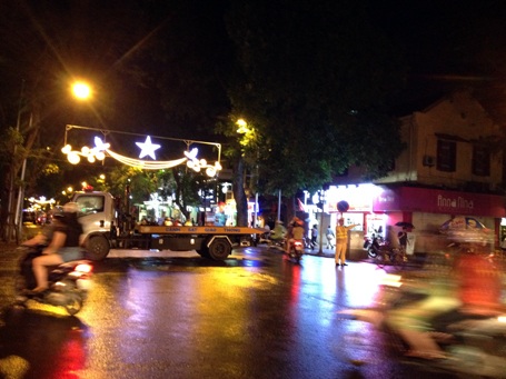 Cảnh sát phong tỏa các tuyến đường vào trong khu vực hồ Hoàn Kiếm