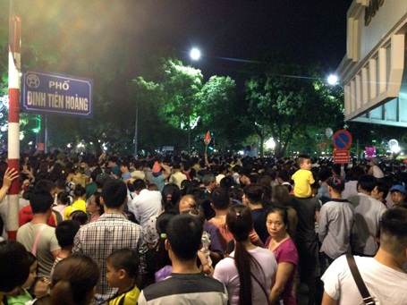 Phố Đinh Tiên Hoàng đông kín người đợi bắn pháo hoa