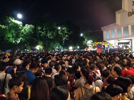 Các tuyến phố quanh hồ đông kín người