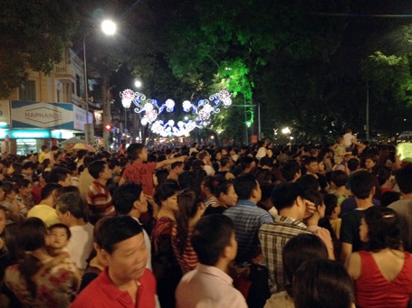 Các tuyến phố quanh hồ đông kín người