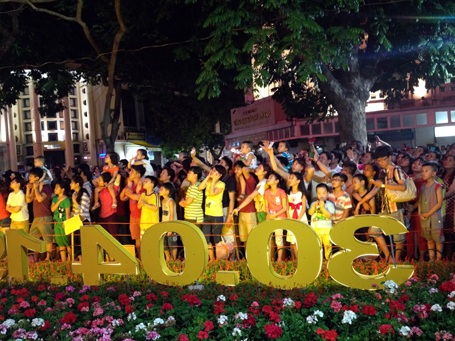 Người dân tìm chỗ đẹp để thưởng thức màn trình diễn pháo hoa