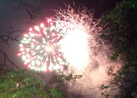 Đúng 21h, các điểm bắn pháo hoa ở Hà Nội chính thức bắt đầu