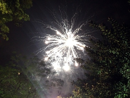 Người dân theo dõi pháo hoa quanh hồ Hoàn Kiếm