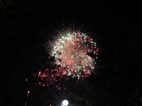 Người dân theo dõi pháo hoa quanh hồ Hoàn Kiếm