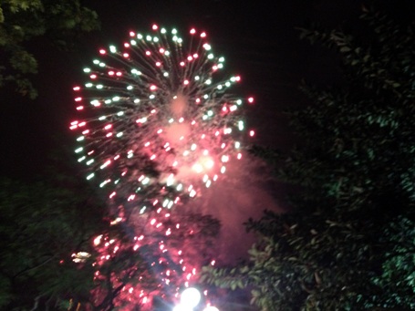 Người dân theo dõi pháo hoa quanh hồ Hoàn Kiếm