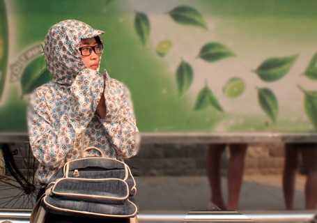 ... và kín mít trong áo chống nắng (Ảnh: Quang Phong)