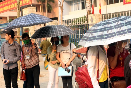 Giấu mặt dưới ô...