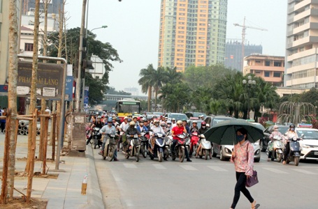 Giấu mặt dưới ô...