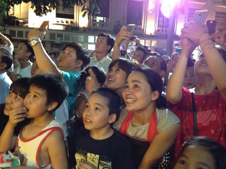 Người dân theo dõi pháo hoa quanh hồ Hoàn Kiếm