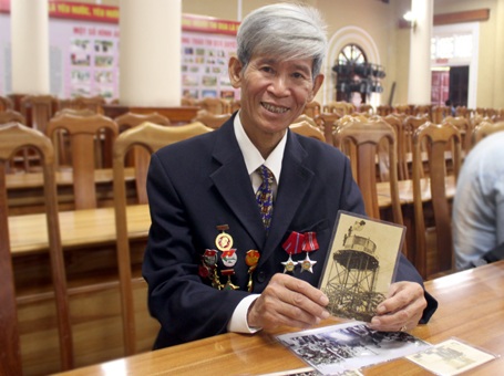 Ông Phạm Văn Lãi với những hình ảnh chụp trong trại Davis