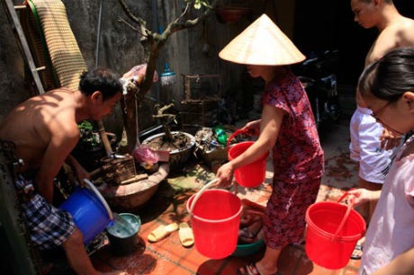 Hà Nội: Viện sản, viện nhi có nguy cơ thiếu nước trong mùa hè - 1 Cứ nắng nóng là nhiều khu vực trong nội thành Hà Nội mất nước - điệp khúc diễn ra nhiều năm nay