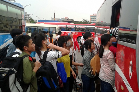 Hà Nội: Nhiều đường phố kẹt cứng, hành khách bị “chôn chân” tại bến xe - 17 Hàng trăm người ngược xuôi tìm xe khách mong được về nhà nghỉ lễ
