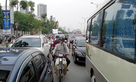 Hà Nội: Nhiều đường phố kẹt cứng, hành khách bị “chôn chân” tại bến xe - 3 Người điều khiển xe máy tìm cách luồn lách qua ô tô để thoát khỏi cảnh ùn tắc
