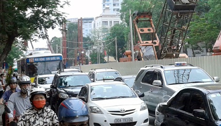 Hà Nội: Nhiều đường phố kẹt cứng, hành khách bị “chôn chân” tại bến xe - 6 Đường Cầu Giấy ùn tắc nghiêm trọng