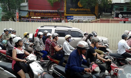 Hà Nội: Nhiều đường phố kẹt cứng, hành khách bị “chôn chân” tại bến xe - 9 Nhiều người cảm thấy mệt mỏi do phải nghe tiếng còi, ngửi mùi khói xe
