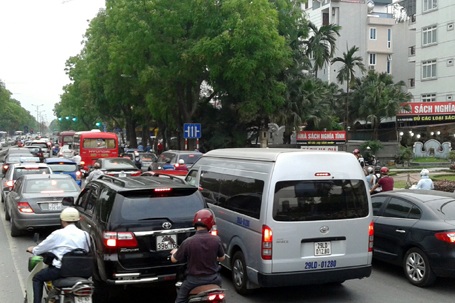 Hà Nội: Nhiều đường phố kẹt cứng, hành khách bị “chôn chân” tại bến xe - 5 Ô tô, xe máy xếp kín đường phố, kéo dài hàng kilomet trong chiều nay