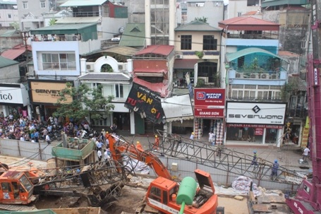 Cần cẩu thi công đường sắt trên cao Nhổn - ga Hà Nội đổ sập vào nhà dân