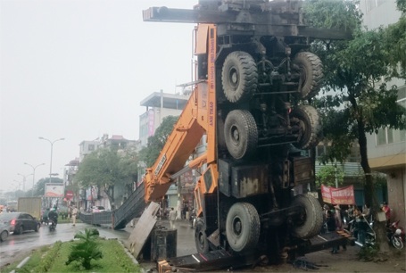 Hãi hùng hàng loạt vụ "cần cẩu tử thần" cướp mạng sống người dân - 2 Vụ cần cẩu tuột cáp đè chết cả 3 mẹ con tại tỉnh Đồng Tháp
