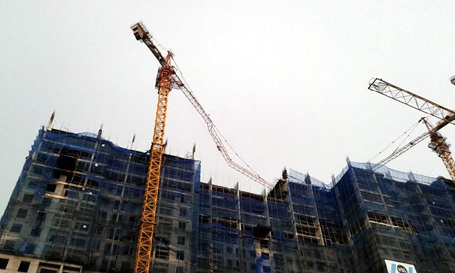 Nhiều ô tô, xe máy tan nát sau giông lốc ở Hà Nội - 9 Cẩu tháp trên đường Lê Văn Lương bị uốn cong lửng lơ trên trời (Ảnh: Q. Phong)