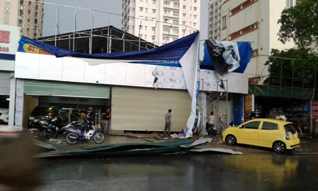 Mưa giông lớn "càn quét" Hà Nội, cây xanh đổ la liệt, giao thông hỗn loạn - 29 Cửa hàng bán ô tô bên đường bị gói thổi tung
