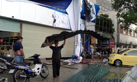Mưa giông lớn "càn quét" Hà Nội, cây xanh đổ la liệt, giao thông hỗn loạn - 30 Cửa hàng bán ô tô bên đường bị gói thổi tung