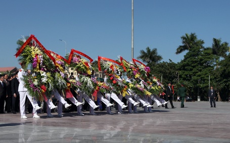 Lễ dâng hoa tại Tượng đài Tổng Bí thư Nguyễn Văn Linh (TP Hưng Yên)