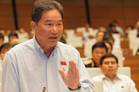 Bộ trưởng Cao Đức Phát khuyên nông dân thận trọng với “cây tỷ đô” - 1 Đại biểu Nguyễn Bá Thuyền yêu cầu làm rõ những vấn đề liên quan đến cây mắc ca (Ảnh: Việt Hưng)