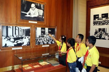 Quốc hội sẽ mở cửa để nhân dân vào nghe đại biểu thảo luận - 1 Thiếu nhi vào tham quan tòa nhà Quốc hội chiều ngày 10/6