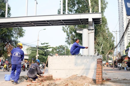 Cây cầu dành cho người đi bộ bắc ngang qua đường 70 đang được hoàn thiện
