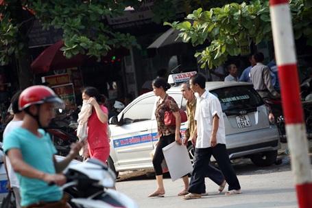 Sau khi cây cầu hoàn thành, người dân không phải liều minh qua đường.