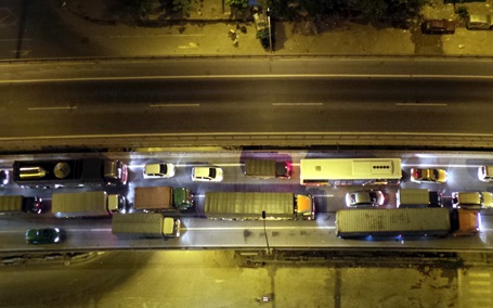 Hàng ngàn chiếc ô tô nối đuôi nhau trên mặt cầu cạn, chiều từ Pháp Vân đi Nguyễn Xiển