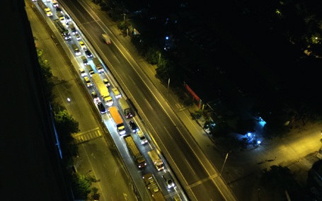 Hàng ngàn chiếc ô tô nối đuôi nhau trên mặt cầu cạn, chiều từ Pháp Vân đi Nguyễn Xiển