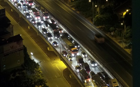 Tuyến đường trên cao đoạn từ Pháp Vân đến đường Nguyễn Xiển bị ùn tắc trong đêm