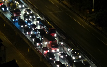 Đây là tuyến đường huyết mạch ra vào Thủ đô nên có rất nhiều phương tiện qua lại.