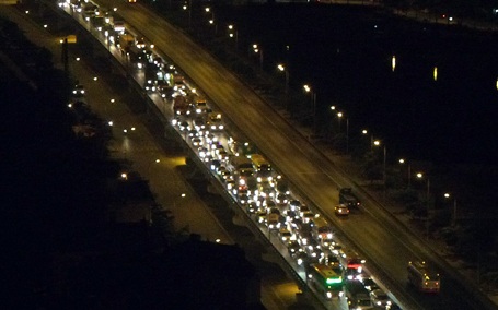 Dù đường rộng, nhưng do có nhiều ô tô qua lại nên chỉ một tai nạn nhỏ là cả tuyến đường ùn tắc