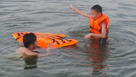 Hồ Linh Đàm mới được nạo vét, mức nước sâu nên rât nguy hiểm