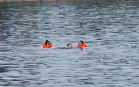 Các em nhỏ cũng được người lớn cho ra ven hồ tắm mát