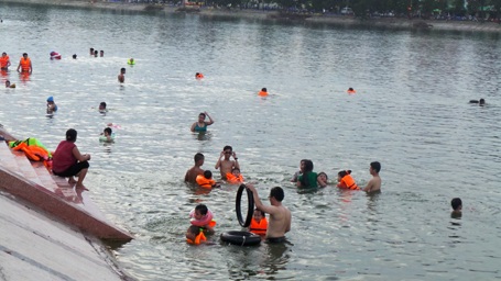 Những ngày nắng nóng, người dân khắp nơi kéo đến bơi lội, ngụp lặn ở hồ Linh Đàm