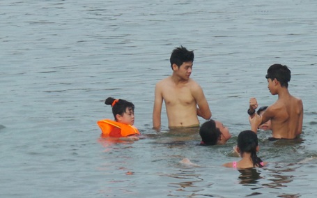 Nhiều em tắm, bơi lội ra xa nhưng không mặc áo phao bảo hộ