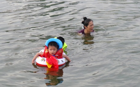 Một số em bé sợ nước, gào khóc nhưng người lớn vẫn cho xuống hồ thử cảm giác mạnh