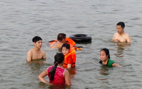 Dịch vụ cho thuê áo phao (10.000 đồng/chiếc) ăn theo những ngày nắng nóng ở hồ Linh Đàm.