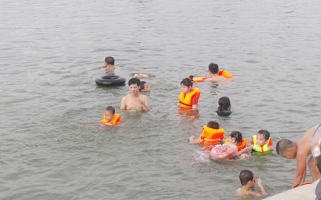 Mải mê tắm nước mát, các ông bố, bà mẹ quên mất nguy hiểm luôn cận kề với các em nhỏ