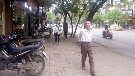 Hà Nội: Hai quận “tị” nhau về việc để xe trên vỉa hè Phố Huế - 1 Những năm gần đây Hà Nội quản chặt vỉa hè lòng đường (Ảnh: An ninh Thủ đô)