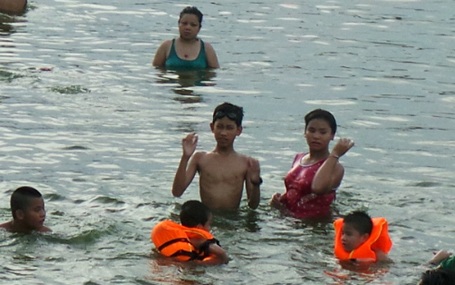 Một số thanh niêm cho biết, đã nhiều lần thử lặn nhưng bị ù cả tài mà không xuống được đáy hồ