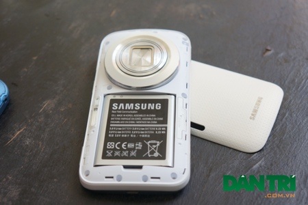 Cận cảnh Galaxy K Zoom đầu tiên tại Việt Nam - 7 Máy có thể tháo rời để thay SIM, pin.
