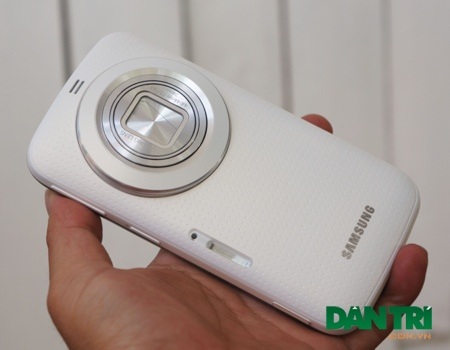 Cận cảnh Galaxy K Zoom đầu tiên tại Việt Nam - 6 Mặt sau với nắp lưng tương đồng so với Galaxy S5