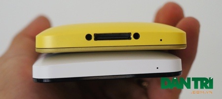 PadFone mini đọ dáng cùng Zenfone 4 tại Việt Nam - 6 Ở cạnh dưới là sự khác biệt rõ ràng, PadFone mini có thêm cổng kết nối với dock.