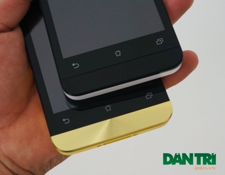 PadFone mini đọ dáng cùng Zenfone 4 tại Việt Nam - 10 Đối với FonePad, nắp kim loại ở mặt trước có thiết kế cùng tông màu với lớp vỏ.