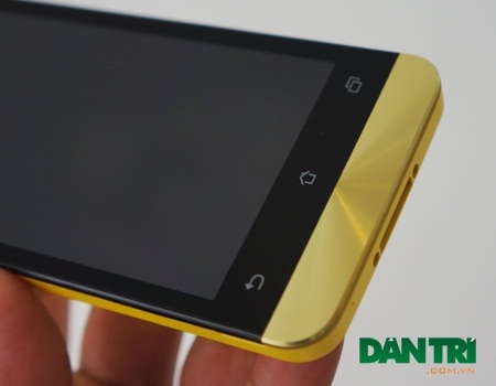 PadFone mini đọ dáng cùng Zenfone 4 tại Việt Nam - 2 PadFone mini sử dụng miếng kim loại sáng cùng tông màu với lớp vỏ.